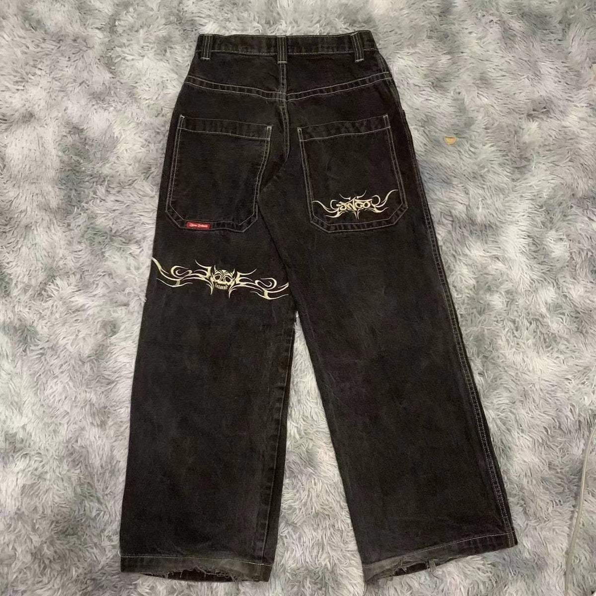 Baggy denim jeans with embroidered back pocket graphics