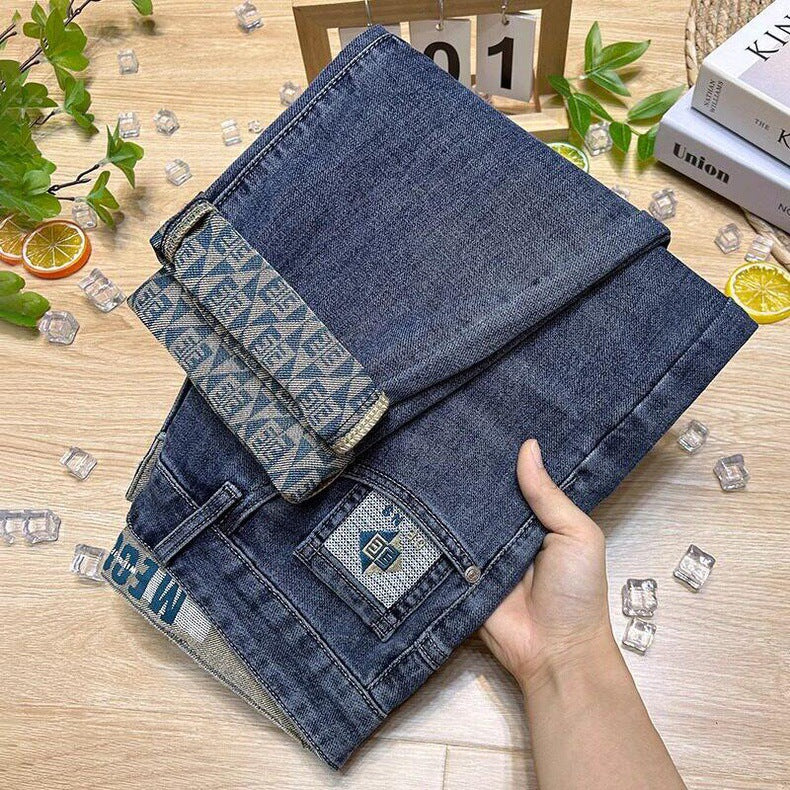 Lightweight stretch denim jeans with slim fit and tapered leg