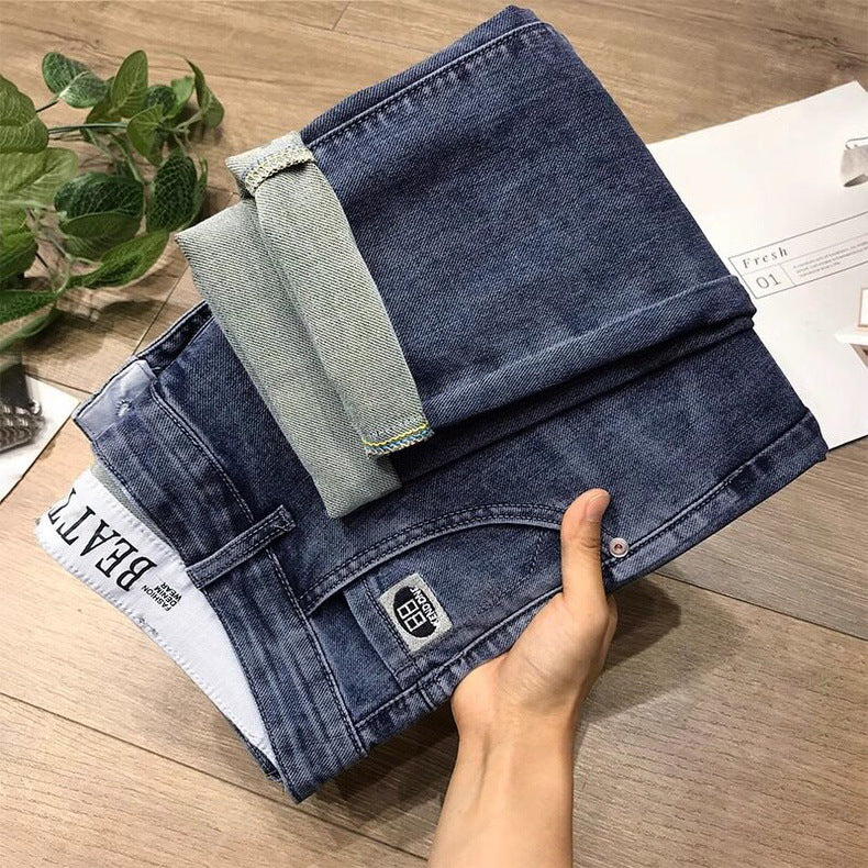 Lightweight stretch denim jeans with slim fit and tapered leg