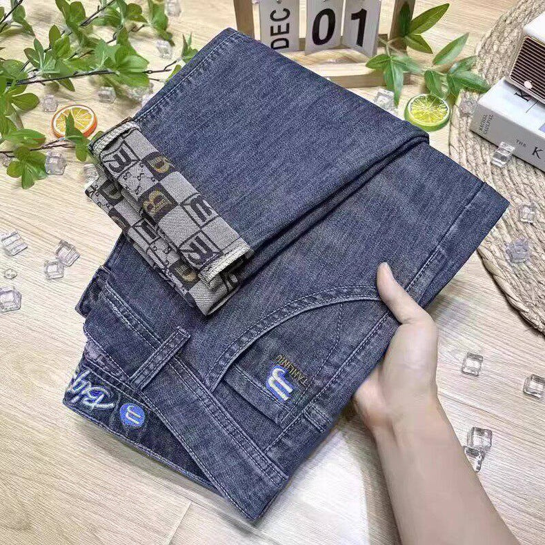 Lightweight stretch denim jeans with slim fit and tapered leg
