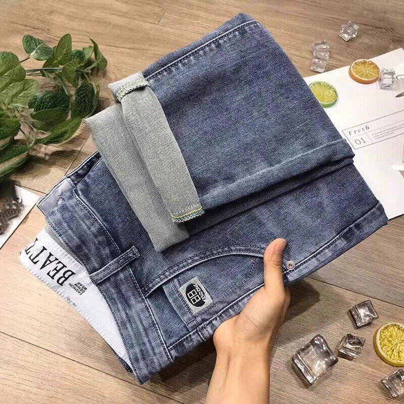 Lightweight stretch denim jeans with slim fit and tapered leg