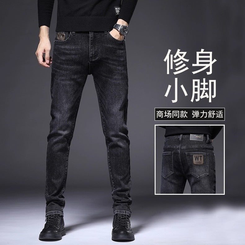 Lightweight stretch denim jeans with slim fit and tapered leg
