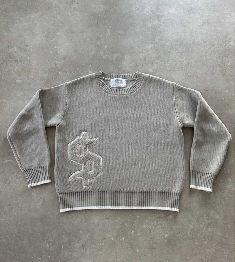 Embroidered crewneck sweater in relaxed knit grey